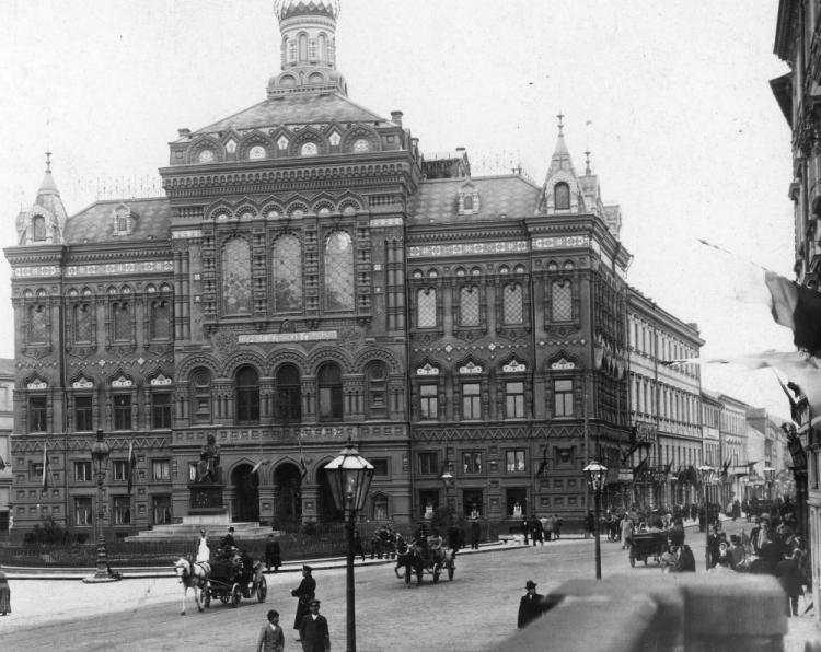 Latarnie gazowe na Krakowskim Przedmieściu w Warszawie 1895 r. Fot. PAP/reprodukcja