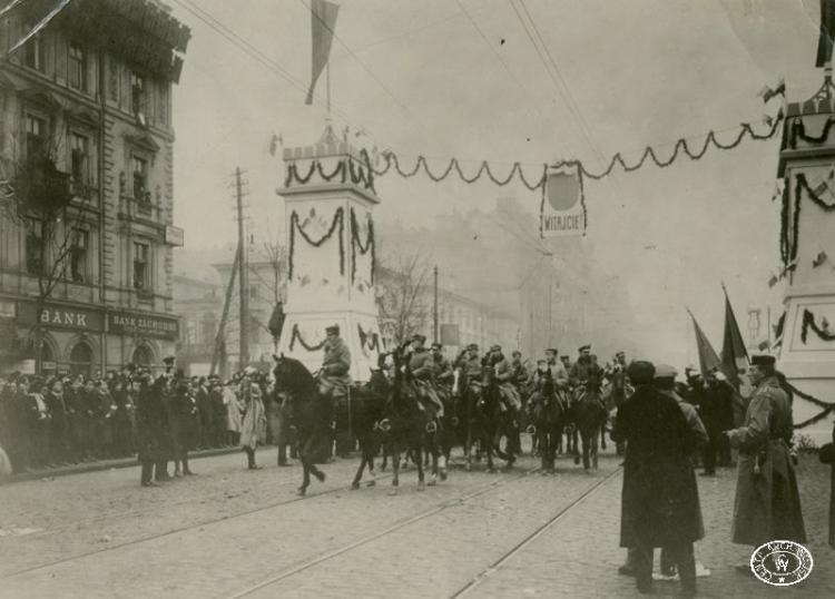 Wkroczenie oddziałów legionowych do Warszawy. Wojska przejeżdżaja przez bramę triumfalną w Al. Jerozolimskich. Źródło: CAW 