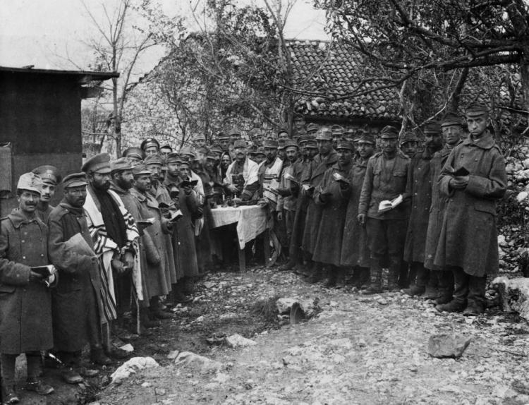 Nabożeństwo dla żołnierzy austro-węgierskich i rosyjskich jeńców eojennych, prowadzone przez rabinów polowych. Źródło: Żydowskie Muzeum Galicja/Kolekcja CAHJP w Jerozolimie