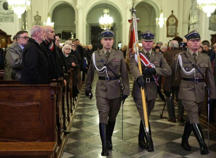 Minister obrony narodowej Antoni Macierewicz podczas mszy św. w bazylice pw. Świętego Krzyża przy Krakowskim Przedmieściu w Warszawie, w ramach obchodów w 35. rocznicę wprowadzenia stanu wojennego w Polsce. Fot. PAP/R. Guz