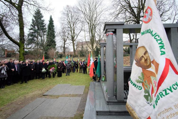 Uroczystości przy grobowcu Stanisława Mikołajczyka i jego żony Cecylii na Cmentarzu Zasłużonych Wielkopolan. Poznań, 10.12.2016. Fot. PAP/J. Kaczmarczyk 