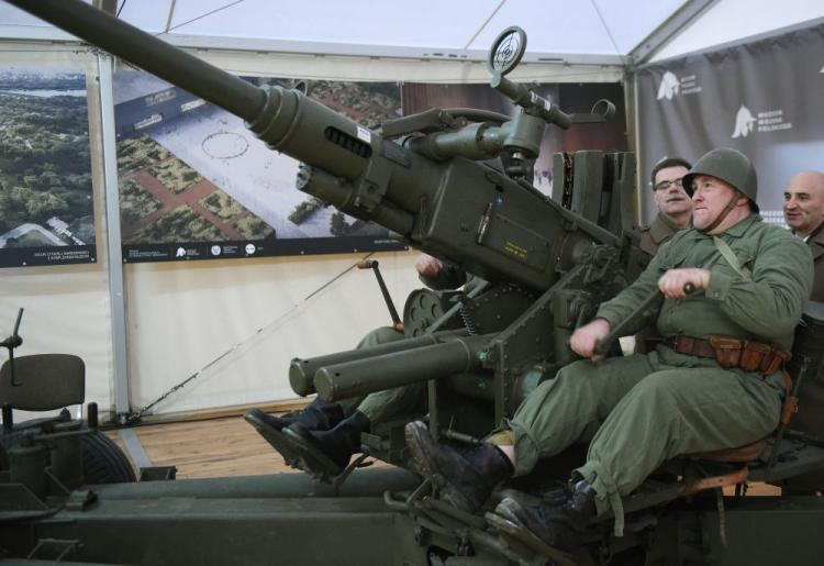  Uroczystość przyjęcia do zbiorów Muzeum Wojska Polskiego historycznej armaty przeciwlotniczej Bofors kal. 40mm (wz. 36) przekazanej przez Armemuseum w Sztokholmie. Fot. PAP/R. Pietruszka