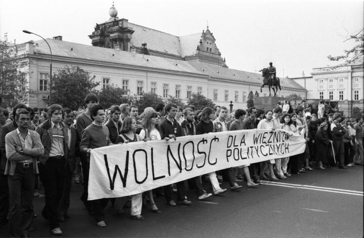Marsz w obronie więźniów politycznych zorganizowany przez Niezależne Zrzeszenie Studentów (NZS) i Solidarność. Warszawa,25.05.1981. Fot. PAP/CAF/W. Frelek