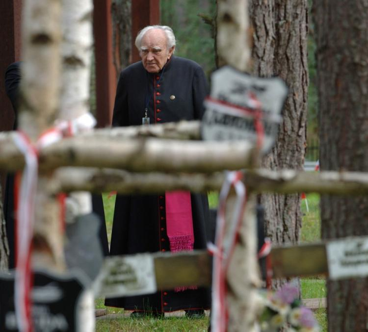 Kapelan Rodzin Katyńskich i Pomordowanych na Wschodzie ksiądz prałat Zdzisław Peszkowski podczas obchodów szóstej rocznicy otwarcia Polskiego Cmentarza Wojennego w Miednoje. Fot. PAP/J. Turczyk