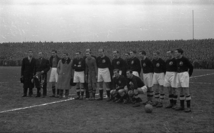 Nz. drużyna Polonii, od lewej: jubiler Stanisław Syrzycki, wiceprezes klubu Czesław Krug, Zdzisław Sosnowski, właściciel sklepu futrzarskiego Ludwik Marmor, Edward Brzozowski, bramkarz Henryk Borucz, Zdzisław Gierwatowski, Stanisław Woźniak, Władysław Matliński, Jerzy Szularz, Zygmunt Ochmański, Władysław Szczepaniak, Henryk Przepiórka, Jerzy Fronczak; w przysiadzie: Antoni Wołosz (1L), Tadeusz Świcarz. PAP/J. Żyszkowski