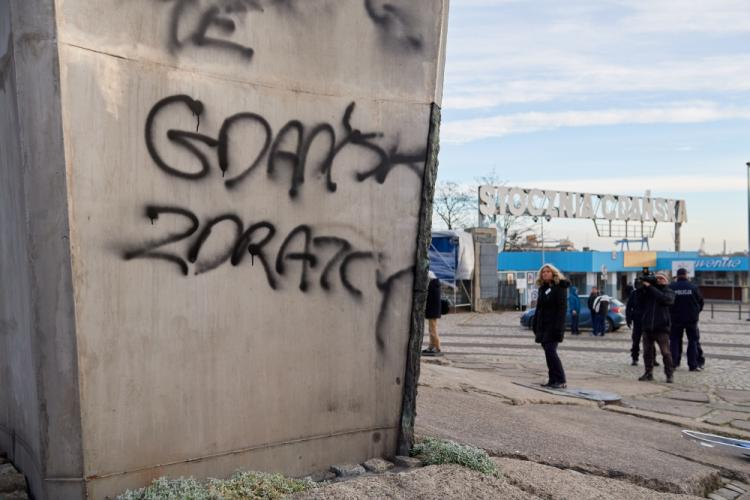 Zdewastowany Pomnik Poległych Stoczniowców w Gdańsku. Fot. PAP/A. Warżawa