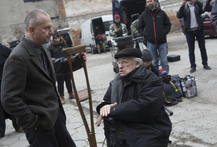 Bogusław Linda i Andrzej Wajda na planie filmu "Powidoki". Łódź, 24.10.2015. Fot. PAP/G. Michałowski