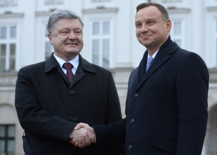 Prezydent Andrzej Duda i prezydent Ukrainy Petro Poroszenko podczas ceremonii oficjalnego powitania na dziedzińcu Pałacu Prezydenckiego. Fot. PAP/J. Turczyk