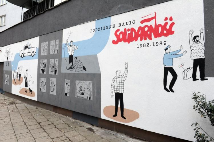 Mural przy ulicy Grójeckiej w Warszawie upamiętniający podziemne Radio "Solidarność". Fot. PAP/G. Jakubowski