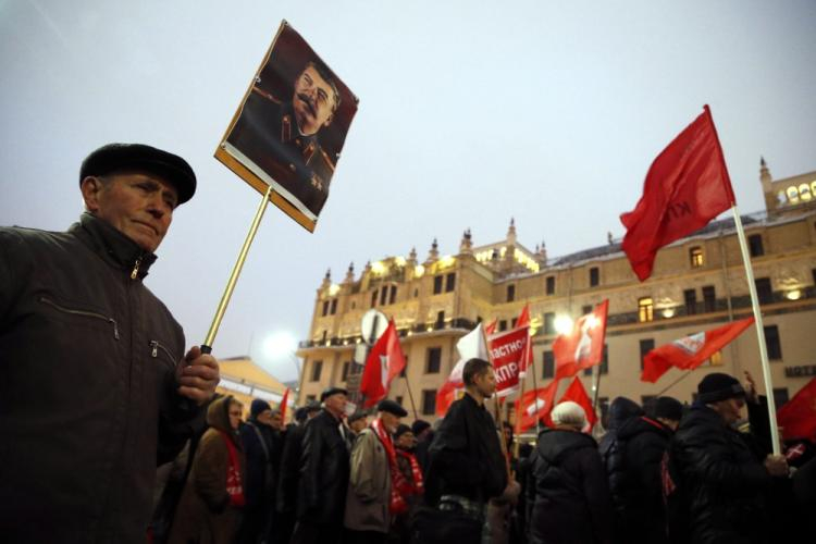 Manifestacja w Moskwie w 99. rocznicę tzw. rewolucji październikowej. Fot. PAP/EPA