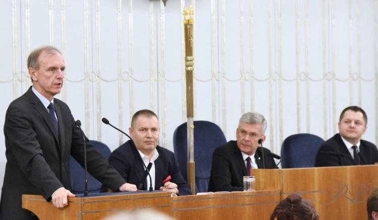 Marszałek Senatu Stanisław Karczewski (2P) i senator PO Bogdan Klich (L) podczas posiedzenia Senatu, 20.12.2016. Fot. PAP/R. Pietruszka