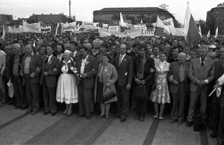 Z okazji zarejestrowania NSZZ RI Solidarność delegacje Solidarności Wiejskiej złożyły kwiaty przed Grobie Nieznanego Żołnierza. Warszawa, 12.05.1981. Fot. PAP/CAF/M. Szyperko