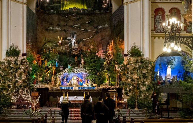 Szopka bożonarodzeniowa w Bazylice Franciszkanów w Katowicach-Panewnikach. Boże Narodzenie, 2016 r. Fot. PAP/A. Grygiel