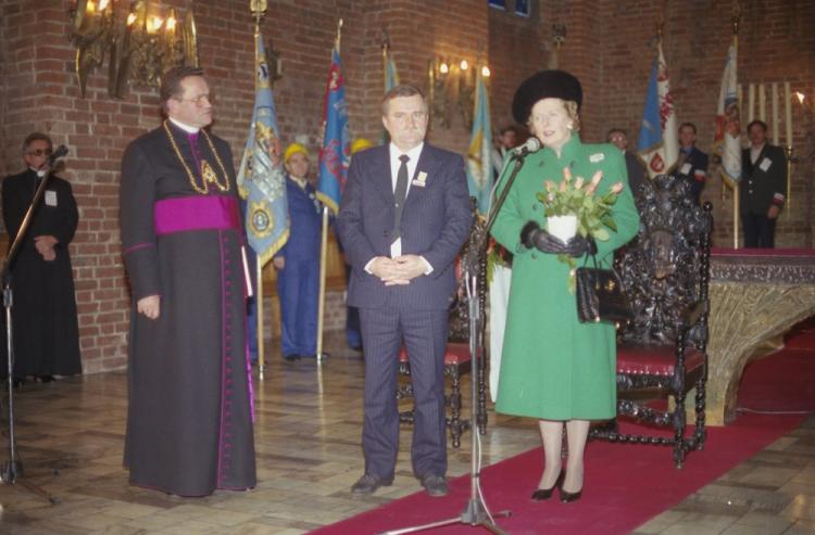 Wizyta premier Wielkiej Brytanii Margaret Thatcher w Polsce - ks. Henryk Jankowski, Lech Wałęsa i Margaret Thatcher. Gdańsk, 04.11.1988. Fot. PAP/W. Kryński
