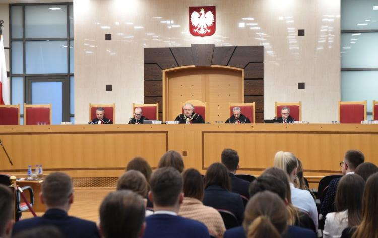 Prezes TK Andrzej Rzepliński (C), sędzia sprawozdawca Marek Zubik (2L), sędzia Leon Kieres (L), sędzia Stanisław Rymar (2P) i sędzia Piotr Tuleja (P) podczas rozprawy przed Trybunałem Konstytucyjnym ws. tzw. małej ustawy medialnej. Fot. PAP/R. Pietruszka 