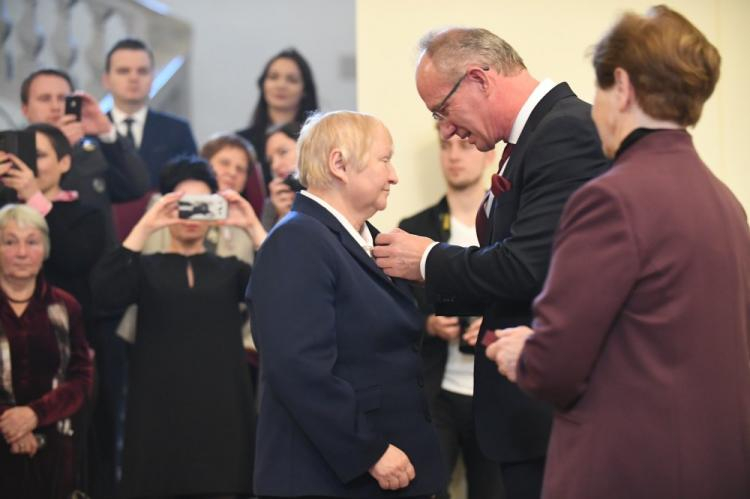 Zastępca prezesa IPN Krzysztof Szwagrzyk (2P), doradca prezydenta Zofia Romaszewska (P) oraz odznaczona działaczka opozycji w PRL Ewa Tomaszewska (3P). Fot. PAP/B. Zborowski