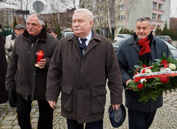 Były prezydent RP Lech Wałęsa składa kwiaty przed Pomnikiem Poległych Stoczniowców w Gdańsku, 16 bm. w 46. rocznicę wydarzeń Grudnia '70.  PAP/Adam Warżawa 