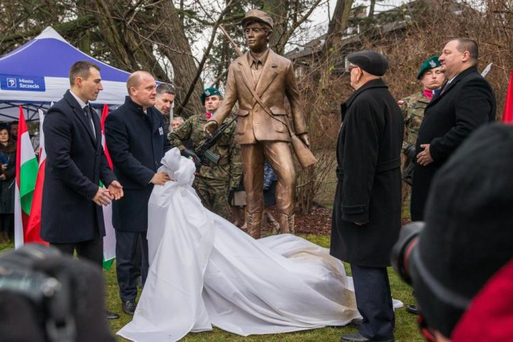 Odsłonięcie pomnika „Węgierskiego chłopca” na Jasnych Błoniach w Szczecinie. Fot. PAP/J. Muszyński