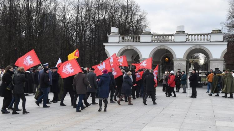 Obchody 98. rocznicy wybuchu powstania wielkopolskiego - uroczystości przy Grobie Nieznanego Żołnierza w Warszawie. Fot. PAP/R. Pietruszka