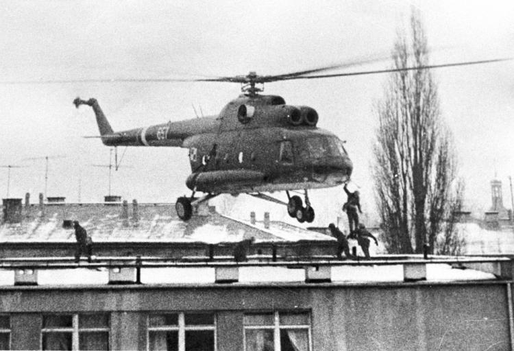 Pacyfikacja Wyższej szkoły Straży Pożarnej - 2 grudnia 1981 r.  Fot. PAP/J. Kośnik