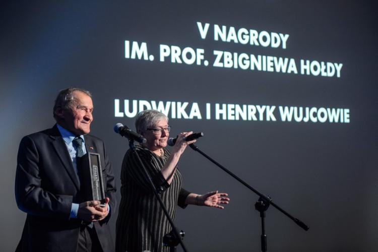 Ludwika i Henryk Wujcowie odebrali nagrodę im. prof. Zbigniewa Hołdy. Fot. PAP/W. Pacewicz 