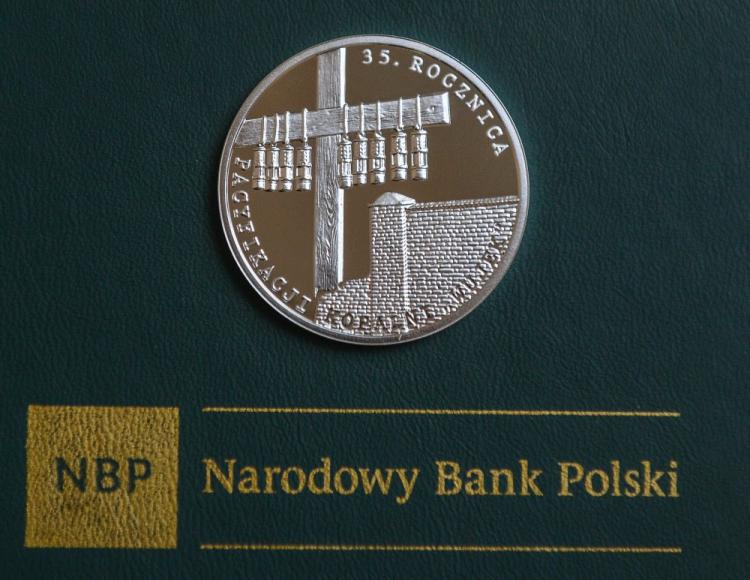 Moneta NBP upamiętniająca 35. rocznicę pacyfikacji kopalni Wujek. Fot. PAP/J. Kamiński 