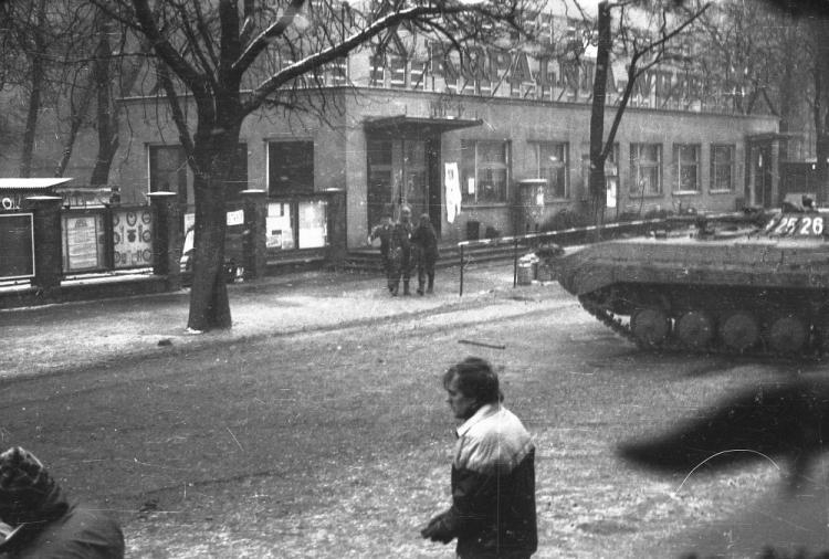 Pacyfikacja Kopalni Węgla Kamiennego Wujek - czołg przed wejściem do KWK Wujek. Katowice 16.12.1981. Fot. PAP/M. Janicki