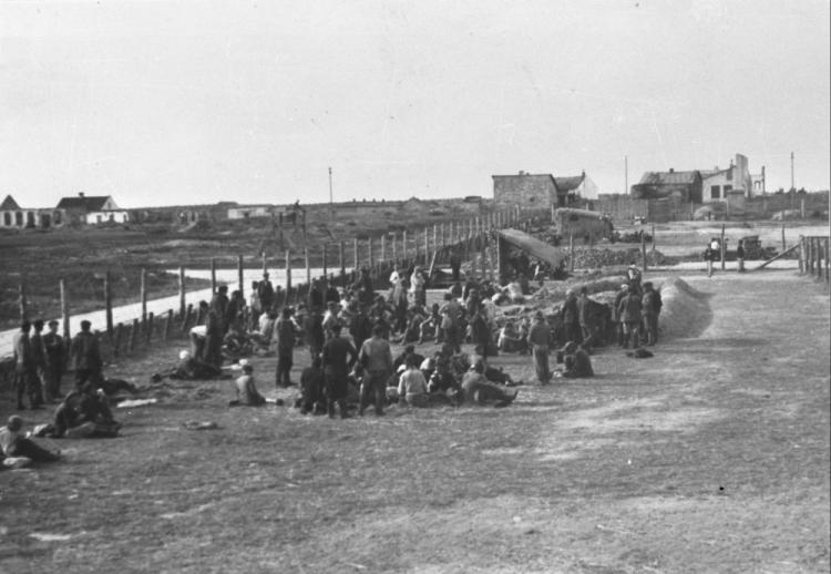 Zamojszczyzna, 1942 r. Akcja wysiedlania ludności ze wsi Zamojszczyzny trwała do końca 1942 r.  Nz. Obóz w Biłgoraju. Fot. PAP/CAF