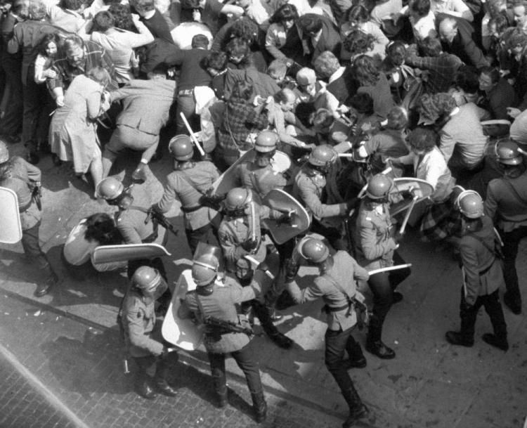  01.05.1983: atak oddziału ZOMO na demonstrantów przed katedrą św. Jana w Warszawie. Fot. PAP/A. Rybczyyński