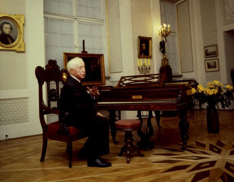 Artur Rubinstein przy fortepianie Fryderyka Chopina w Towarzystwie im. Fryderyka Chopina w Zamku Ostrogskich. Warszawa, 1979 r. Fot. PAP/W. Kryński