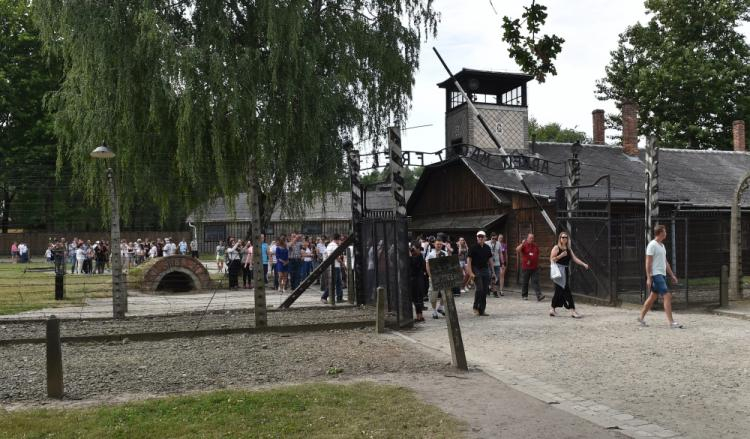 Turyści w byłym niemieckim obozie zagłady KL Auschwitz w Oświęcimiu. PAP/Jacek Bednarczyk 