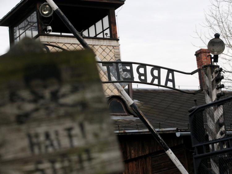 Brama dawnego niemieckiego obozu KL Auschwitz-Birkenau. Fot. PAP/A. Grygiel