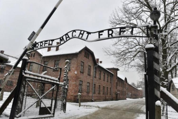 Brama niemieckiego obozu Auschwitz. Fot. PAP/J. Bednarczyk