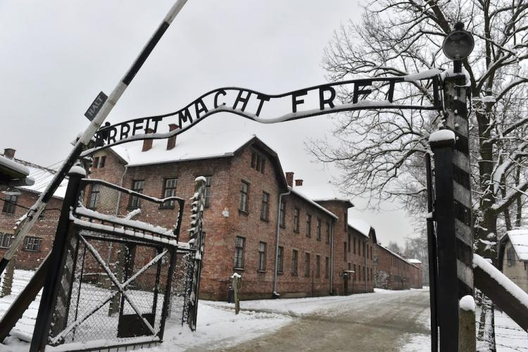 Brama obozowa w Auschwitz I na terenie Państwowego Muzeum Auschwitz-Birkenau w Oświęcimiu. Fot. PAP/J. Bednarczyk