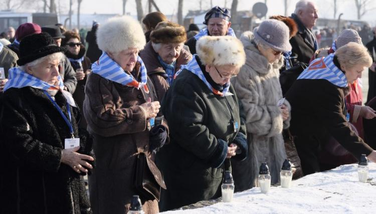 Byli więźniowie podczas obchodów 72. rocznicy wyzwolenia niemieckiego obozu zagłady KL Auschwitz-Birkenau, 27 bm. przy Pomniku Ofiar na terenie Auschwitz II-Birkenau. Fot. PAP/A. Grygiel