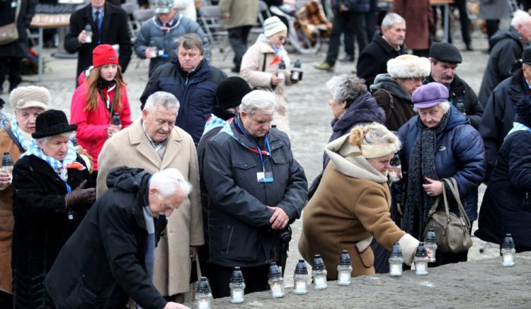 Byli więźniowie niemieckiego obozu Auschwitz składają kwiaty i znicze podczas obchodów 71. rocznicy wyzwolenia KL Auschwitz-Birkenau.  27.01.2016. Fot. PAP/A. Grygiel