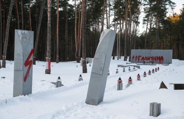 Zdewastowana polska część cmentarza ofiar NKWD w Bykowni. Fot. PAP/EPA