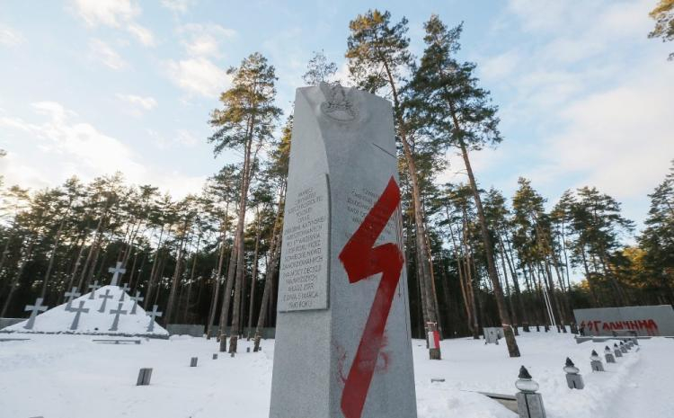 Zdewastowana polska część cmentarza ofiar NKWD w Bykowni. 25.01.2017. Fot. PAP/EPA