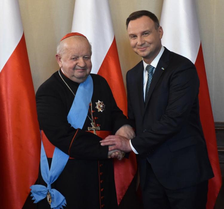 Prezydent Andrzej Duda wręczył Order Orła Białego kard. Stanisławowi Dziwiszowi (L). Fot. PAP/J. Bednarczyk