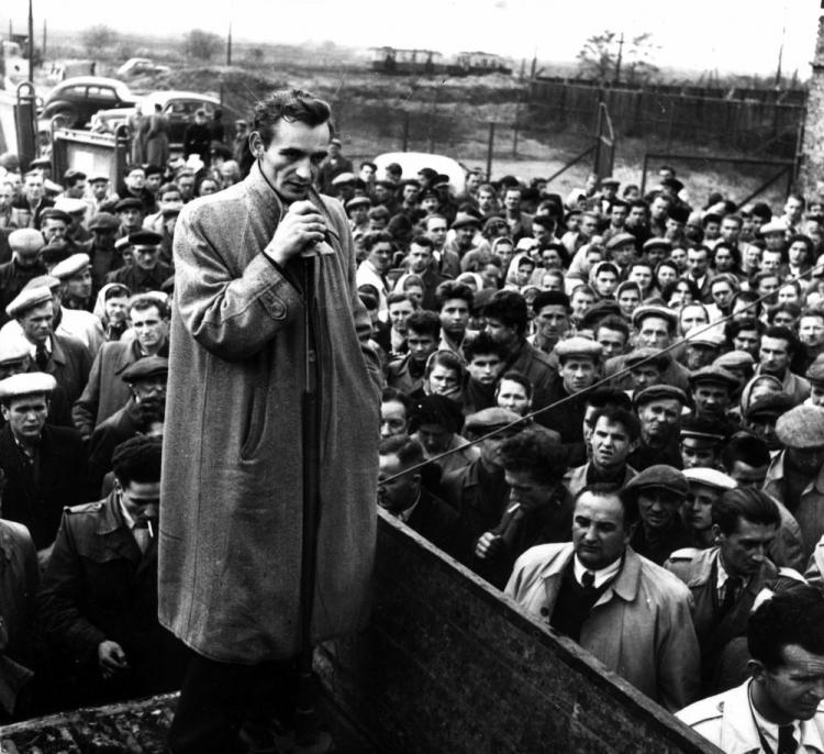 Lechosław Goździk podczas wiecu na Żeraniu. 10.1956. Fot. PAP/CAF/H. Grzęda 