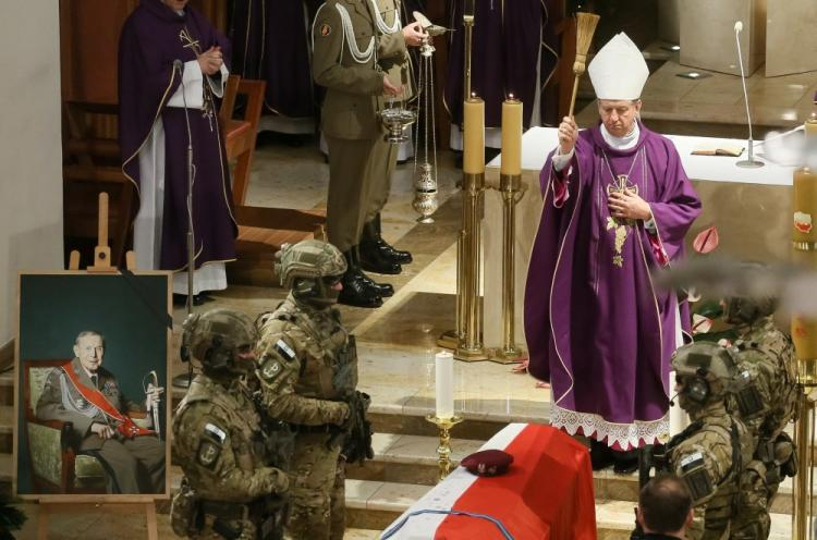 Bp Józef Guzdek przewodniczy mszy świętej w Katedrze Polowej WP w Warszawie podczas uroczystości pogrzebowych gen. Janusza Brochwicz-Lewińskiego "Gryfa". Fot. PAP/P. Supernak