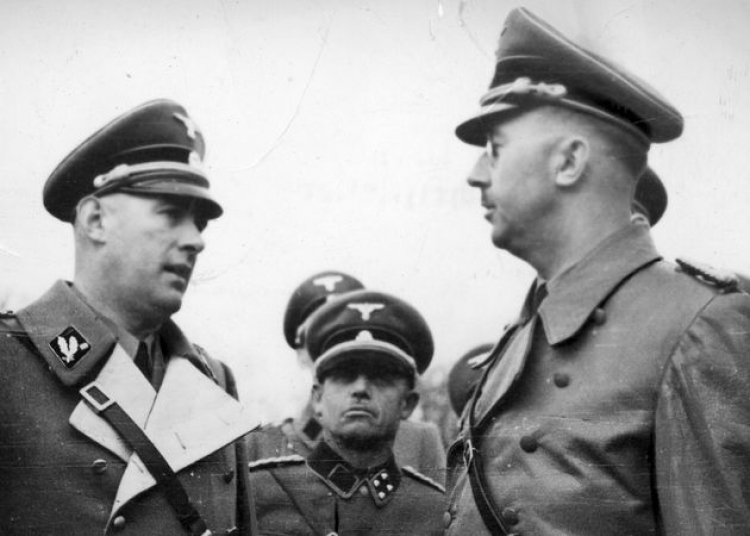 Heinrich Himmler (z prawej) w rozmowie z dowódcą SS i policji dystryktu lubelskiego Otto Globocnikiem. Źródło: NAC