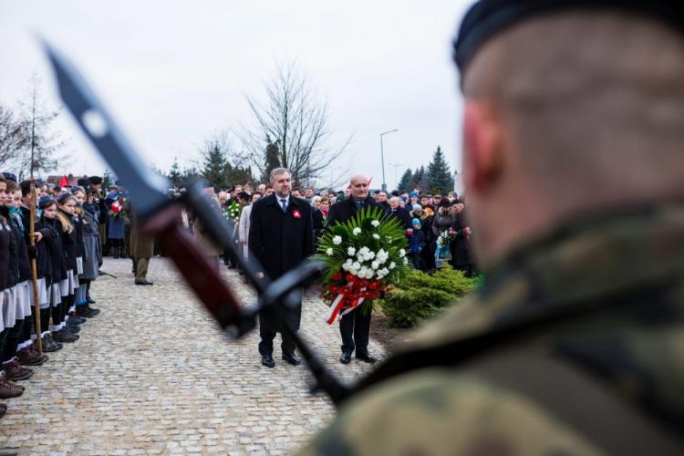 Wojewoda wielkopolski Zbigniew Hoffmann (P) i marszałek województwa Marek Woźniak (L) podczas uroczystości odsłonięcia pomnika dowódcy powstania wielkopolskiego gen. Józefa Dowbor-Muśnickiego w Lusowie. 29.12.2015. Fot. PAP/M. Zakrzewski