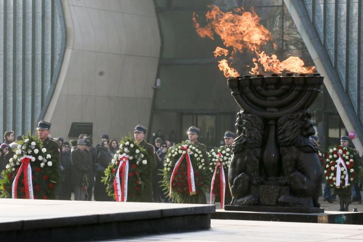 Obchody Międzynarodowego Dnia Pamięci o Ofiarach Holokaustu przy pomniku Bohaterów Getta w Warszawie. Fot. PAP/P. Supernak 