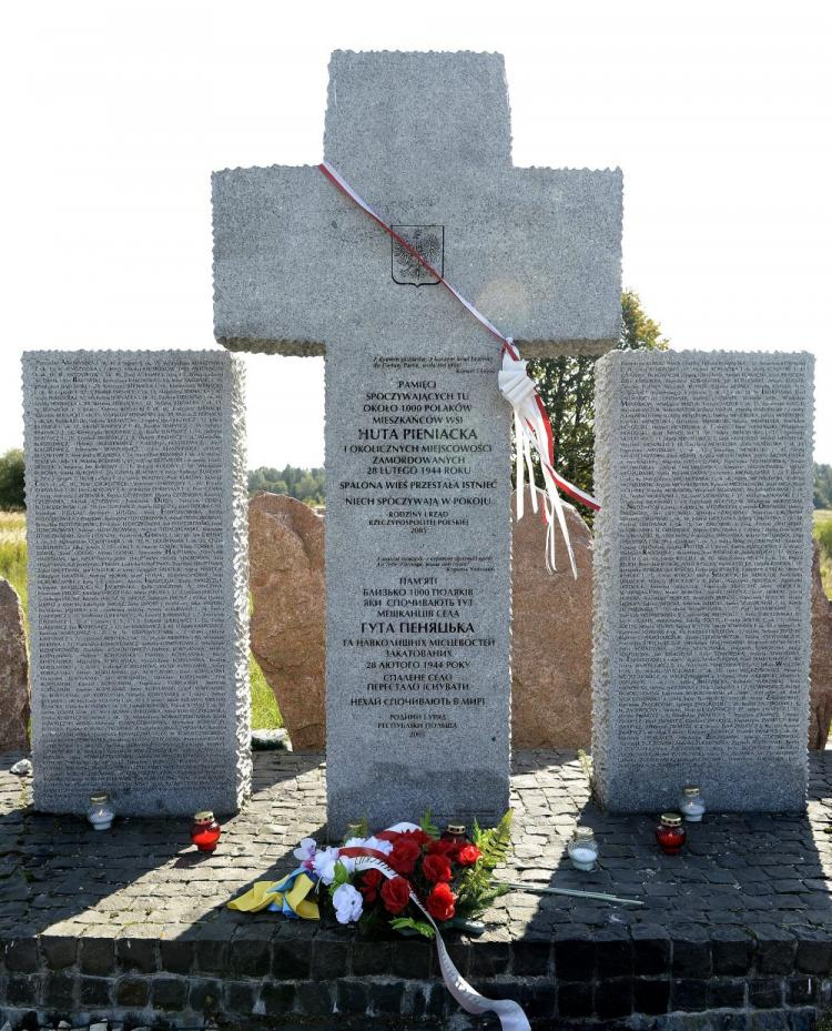 Pomnik upamiętniający ofiary rzezi w Hucie Pieniackiej na Ukrainie.  04.09.2014. Fot. PAP/D. Delmanowicz