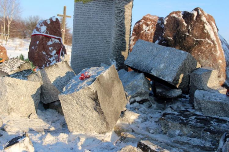 Zdewastowany pomnik w Hucie Pieniackiej na Ukrainie. Fot. PAP