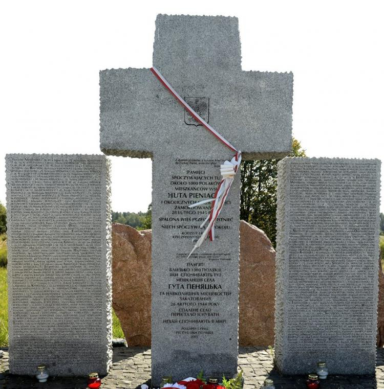 Pomnik upamiętniający ofiary rzezi w Hucie Pieniackiej. 2014 r. Fot. PAP/D. Delmanowicz