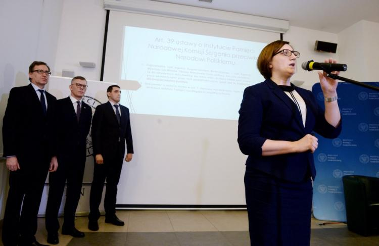 Prezes IPN Jarosław Szarek (L), wiceszef Kolegium IPN, dyrektor WBH Sławomir Cenckiewicz (2L), dr Witold Bagieński (3L) i p.o. dyrektora archiwum IPN Marzena Kruk (P) podczas konferencji prasowej nt. zbioru zastrzeżonego w Centrum Edukacyjnym IPN. Fot. PAP/J. Turczyk 