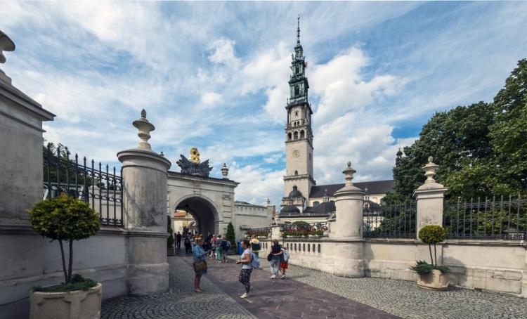 Zespół klasztorny Paulinów na Jasnej Górze wraz z Sanktuarium Matki Bożej Częstochowskiej. Fot. PAP/J. Ochoński