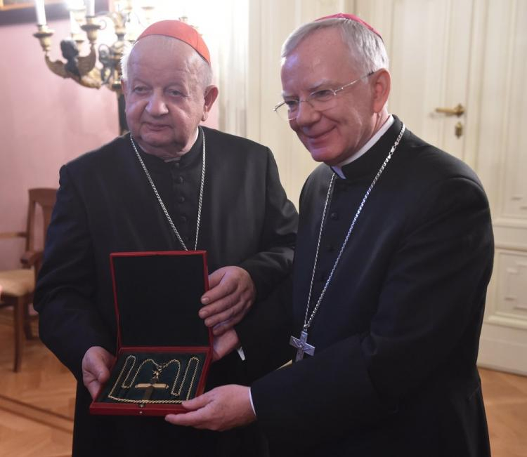 Abp Marek Jędraszewski (P) odbiera krzyż pektoralny z rąk kard. Stanisława Dziwisza. Fot. PAP/J. Bednarczyk 